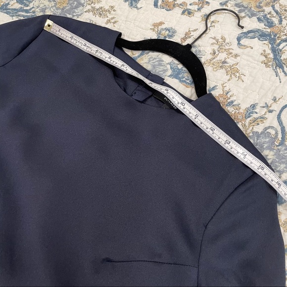 OLIVACEOUS Keyhole Back Satin Shift Dress - Picture 6 of 12